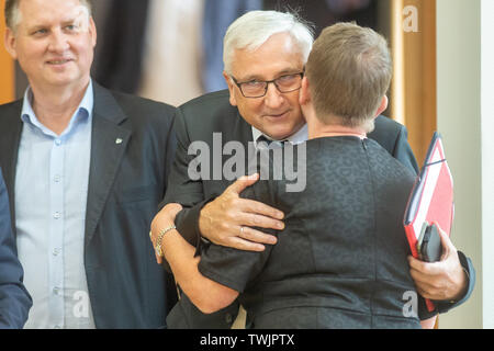 Magdeburg, Allemagne. 20 Juin, 2019. Michael Richter (M, CDU), le nouveau ministre des finances de Saxe-Anhalt, reçoit les félicitations de l'état le parlement. Après sa nomination, l'homme politique a été assermenté par le premier ministre dans le parlement de l'état. Credit : Klaus-Dietmar Gabbert/dpa-Zentralbild/ZB/dpa/Alamy Live News Banque D'Images