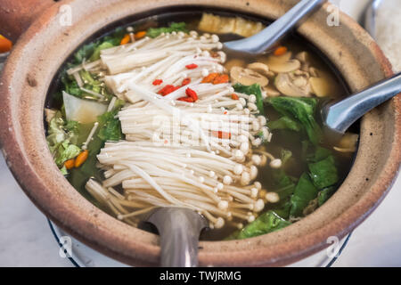 Close-up Bak kut teh ou herbe ingrédient Hokkien et légumes viande en pot en argile Banque D'Images