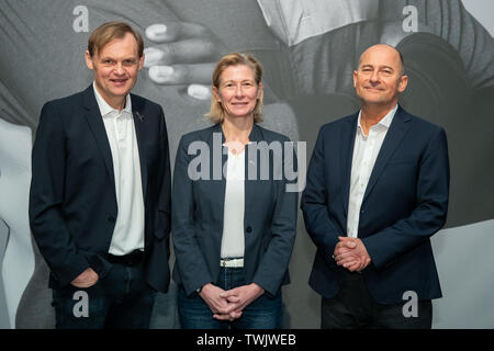 Herzogenaurach, Allemagne. 18 avr, 2019. Björn Gulden (l-r), Président Directeur Général du fabricant d'articles de sport Puma SE, Anne-Laure Descours, Directeur des achats chez Puma, et Michael Lämmermann, chef de la direction financière de Puma, prises en marge de l'assemblée générale annuelle de la société. Crédit : Daniel Karmann/dpa/Alamy Live News Banque D'Images