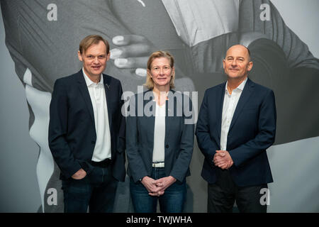 Herzogenaurach, Allemagne. 18 avr, 2019. Björn Gulden (l-r), Président Directeur Général du fabricant d'articles de sport Puma SE, Anne-Laure Descours, Directeur des achats chez Puma, et Michael Lämmermann, chef de la direction financière de Puma, prises en marge de l'assemblée générale annuelle de la société. Crédit : Daniel Karmann/dpa/Alamy Live News Banque D'Images