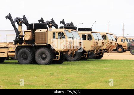 Véhicules militaires soient déposés dans une zone de préparation sur la zone de cantonnement, le 11 juin 2019, à Fort McCoy, Wisconsin (Etats-Unis) Les véhicules ont été mis en scène sur le post pour la formation continue des opérations à Fort McCoy par des unités telles que la Garde nationale du Wisconsin d'infanterie à la 32e Brigade Combat Team, 348e compagnie du génie du Missouri, 1744th Commande des troupes, 1er Bataillon, 120ème artillerie de campagne, et plus encore. Dans l'ensemble, des milliers de soldats entraînés à Fort McCoy tout au long du mois de juin 2019. Situé au coeur de la région du Haut-Midwest, Fort McCoy est la seule installation de l'armée américaine dans le Wisconsin. L'installation a fourni un soutien et des installations Banque D'Images