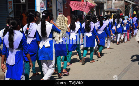 L'école des femmes du Bangladesh enfants participant à un rassemblement célébrant la Journée internationale des femmes rurales Banque D'Images