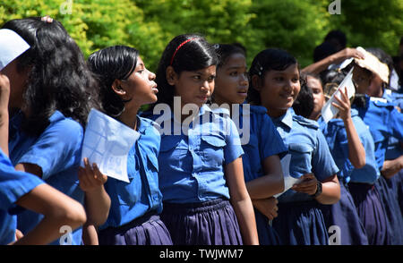 L'école des femmes du Bangladesh enfants participant à un rassemblement célébrant la Journée internationale des femmes rurales Banque D'Images