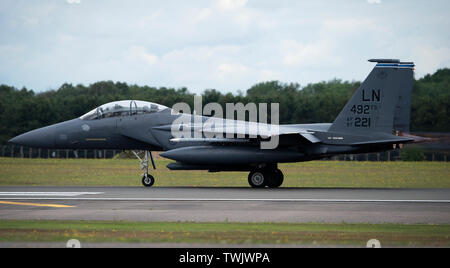 Un F-15E Strike Eagle affecté à la 492e Escadron de chasse prend son envol à partir de la Royal Air Force Lakenheath, Angleterre, pour participer à l'exercice Baltic Operations 20 Juin, 2019. L'exercice va intégrer, maritime, terrestre et aérienne pour renforcer la combinaison des capacités nécessaires pour répondre aux crises immédiates et la stabilité régionale. (U. S. Air Force photo par un membre de la 1re classe Madeline Herzog) Banque D'Images