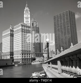 Années 1960, historiques, le centre-ville de Chicago, montrant le bureau gratte-ciel et de tours, y compris celui de l'Equitale, le canal, et dans le lointain un signe pour le journal, le Chicago Tribune, USA. Banque D'Images