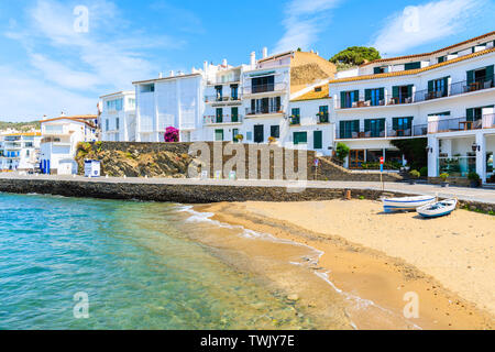 Bateaux de pêche sur la plage, dans le village de Cadaques, Costa Brava, Espagne Banque D'Images