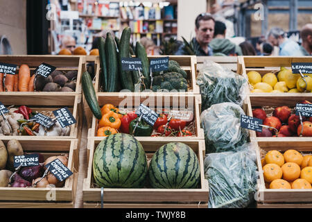 Londres, Royaume-Uni - 15 juin 2019 : des fruits et légumes dans des caisses en vente au Marché de Spitalfields, l'une des plus belles salles de marché victorien survivant à Londres Banque D'Images