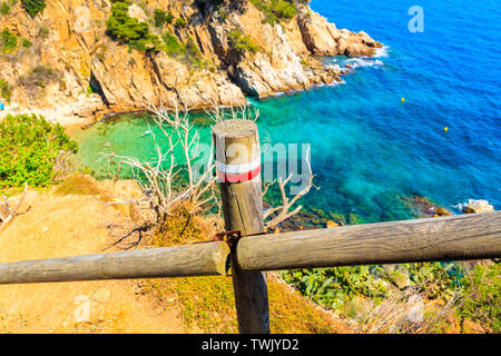 Post Trail blanc et rouge avec pancarte "chemin dans Tossa de Mar Ville avec mer en arrière-plan, Costa Brava, Espagne Banque D'Images