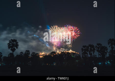 Festival annuel de Khao Wang temple avec Fireworks colorés sur la colline la nuit. Phetchaburi, Thailand Banque D'Images