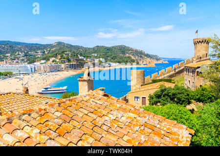 Vue sur plage de sable et la baie de Tossa de Mar Ville de murs du château, Costa Brava, Espagne Banque D'Images