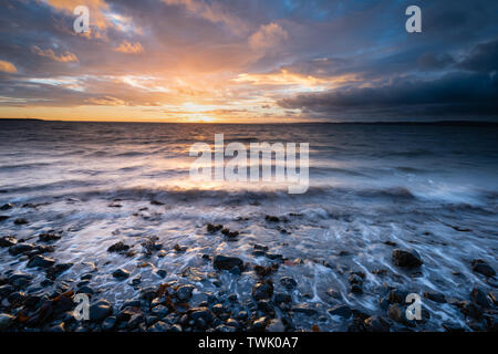 L'aube sur Belfast Lough, vu à partir de la plage de Downshire, Carrickfergus, comté d'Antrim, en Irlande du Nord. Banque D'Images