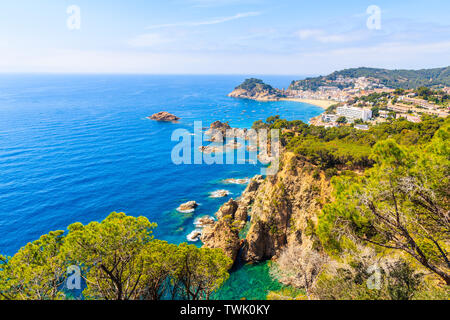 Vue sur Tossa de Mar Ville de belles falaises, Costa Brava, Espagne Banque D'Images