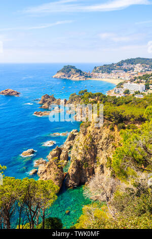 Vue sur Tossa de Mar Ville de belles falaises, Costa Brava, Espagne Banque D'Images