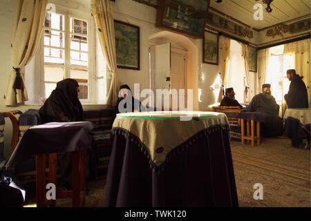L'Egypte, le Sinaï, Saint (St) Catherine monastère. Moines et moniales dans la salle de réception (Archondariki) Banque D'Images