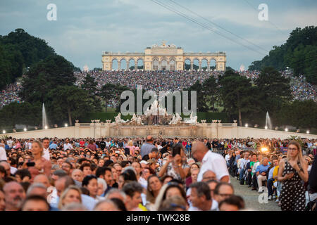 Vienne, Autriche. 20 Juin, 2019. Personnes participent à la nuit d'été (Concert) Sommernachtskonzert au palais de Schönbrunn à Vienne, Autriche, le 20 juin 2019. La nuit d'été 2019 Concert a été organisé sur le site du patrimoine mondial du Palais de Schonbrunn à Vienne le jeudi. Le concert annuel a été effectuée par l'Orchestre philharmonique de Vienne et gratuitement pour l'auditoire. Credit : Guo Chen/Xinhua/Alamy Live News Banque D'Images