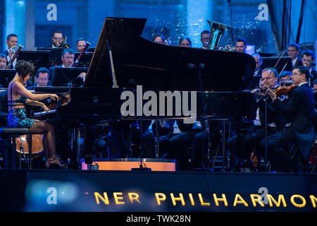 Vienne, Autriche. 20 Juin, 2019. Le pianiste chinois Qin Chao Wang (1re L) joue sur la scène au cours de l'été nuit Concert (Sommernachtskonzert) au palais de Schönbrunn à Vienne, Autriche, le 20 juin 2019. La nuit d'été 2019 Concert a été organisé sur le site du patrimoine mondial du Palais de Schonbrunn à Vienne le jeudi. Le concert annuel a été effectuée par l'Orchestre philharmonique de Vienne et gratuitement pour l'auditoire. Credit : Guo Chen/Xinhua/Alamy Live News Banque D'Images