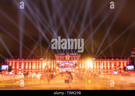 Vienne, Autriche. 20 Juin, 2019. Personnes participent à la nuit d'été (Concert) Sommernachtskonzert au palais de Schönbrunn à Vienne, Autriche, le 20 juin 2019. La nuit d'été 2019 Concert a été organisé sur le site du patrimoine mondial du Palais de Schonbrunn à Vienne le jeudi. Le concert annuel a été effectuée par l'Orchestre philharmonique de Vienne et gratuitement pour l'auditoire. Credit : Guo Chen/Xinhua/Alamy Live News Banque D'Images