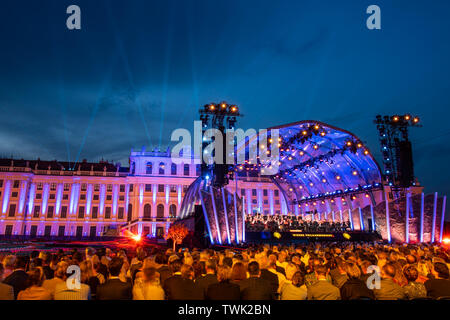 Vienne, Autriche. 20 Juin, 2019. Personnes participent à la nuit d'été (Concert) Sommernachtskonzert au palais de Schönbrunn à Vienne, Autriche, le 20 juin 2019. La nuit d'été 2019 Concert a été organisé sur le site du patrimoine mondial du Palais de Schonbrunn à Vienne le jeudi. Le concert annuel a été effectuée par l'Orchestre philharmonique de Vienne et gratuitement pour l'auditoire. Credit : Guo Chen/Xinhua/Alamy Live News Banque D'Images