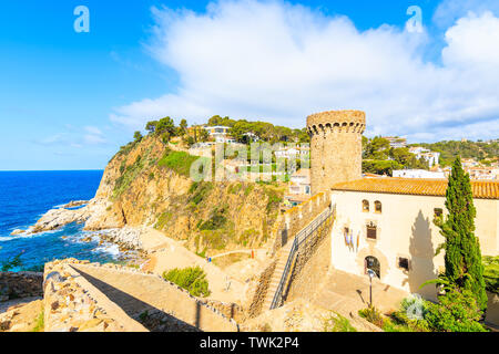 Tour du château et la plage de Tossa de Mar, Costa Brava, Espagne Banque D'Images