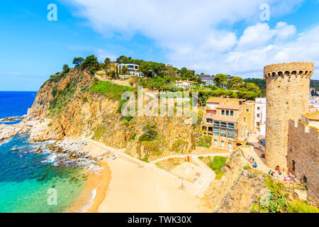 Tour du château et la plage de Tossa de Mar, Costa Brava, Espagne Banque D'Images