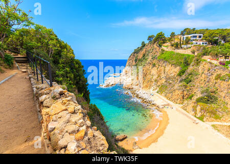 Falaise chemin de plage de Tossa de Mar, Costa Brava, Espagne Banque D'Images