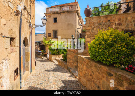 TOSSA DE MAR, ESPAGNE - 6 juin 2019 : rue étroite dans la vieille ville historique de Tossa de Mar, qui est une station balnéaire sur la Costa Brava, Espagne. Banque D'Images