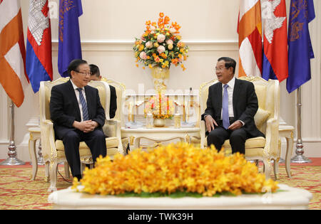 Phnom Penh. 21 Juin, 2019. Wan Gang (L), vice-président du Comité National de la Conférence consultative politique du peuple chinois, rencontre le Premier ministre cambodgien Samdech Techo Hun Sen à Phnom Penh, Cambodge, 19 juin 2019. Source : Xinhua/Alamy Live News Banque D'Images