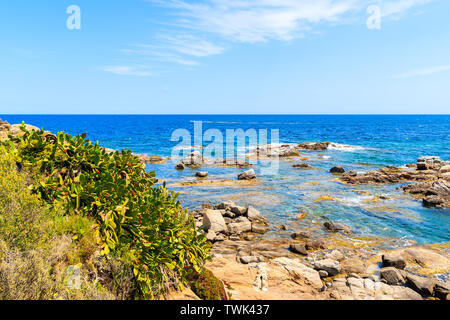 Magnifique baie avec des bateaux sur la mer et vue sur le village de Llafranc, Costa Brava, Espagne Banque D'Images