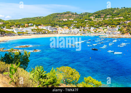 Magnifique baie avec des bateaux sur la mer et vue sur le village de Llafranc, Costa Brava, Espagne Banque D'Images