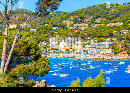 Magnifique baie avec des bateaux sur la mer et vue sur le village de Llafranc, Costa Brava, Espagne Banque D'Images