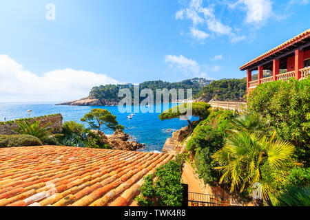 Vue sur mer dans le port pittoresque de Fornells village, Costa Brava, Espagne Banque D'Images