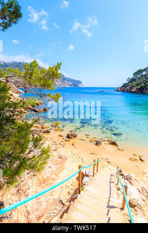 Des mesures pour la plage idyllique de Aiguablava Fornells près de village, Costa Brava, Espagne Banque D'Images