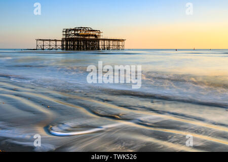 La demeure de Brighton West Pier capturé sur un après-midi en janvier. Banque D'Images