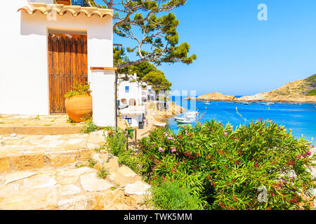 Maison typique porte et vue sur la plage de Sa Tuna, village de pêche côtière Costa Brava, Espagne Banque D'Images