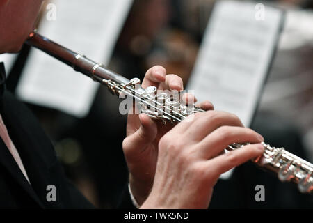 Close up gros plan de la main jouant flute Banque D'Images