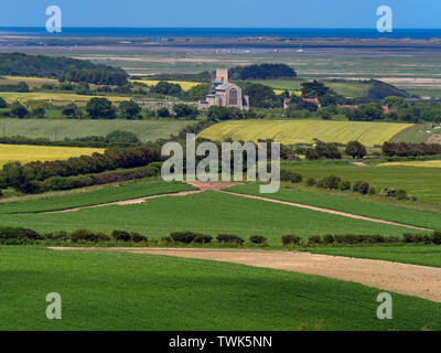Salthouse Église et la côte nord du comté de Norfolk de Muckleborough hill Banque D'Images