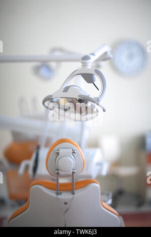 Éléments de l'équipement d'éclairage et le président du patient dans la clinique de chirurgie dentaire. Banque D'Images