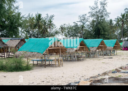 Restaurant au toit de cabanes de bois sur la plage au bord de mer Banque D'Images