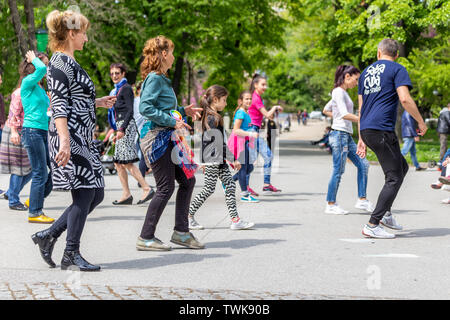 PLOVDIV, BULGARIE - 21 AVRIL 2019 - leçon de danse la salsa dans les rues de la ville de Plovdiv en Bulgarie Banque D'Images