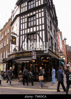 Enseigne de pub anglais, vue extérieure des trois lévriers, une maison typique du public, connu sous le nom de pub dans un vieux bâtiment à colombages de Londres. Londres, Angleterre - Banque D'Images