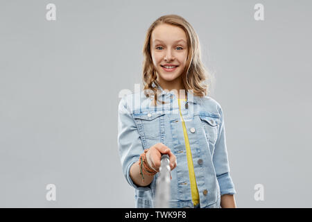 Teenage girl taking picture par stick selfies Banque D'Images