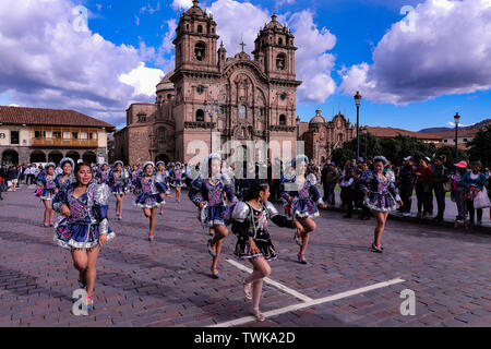 Cusco, Pérou. 09Th Mai, 2019. Fiesta de la Cruz - danseurs dans des costumes colorés dress la procession sur la place de Armes. Le 3 mai il y a de nombreuses marches à Cusco. La Fiesta de la Cruz, ou la fête de la Croix. En ce jour de grandes croix chrétiennes décorées avec des chiffons sont transportés à travers la ville. Le défilé sera accompagné de musique et de danseurs en costumes traditionnels. Dans l'arrière-plan la Iglesia de la Compania de Jesus. Credit : Tino Plunert Zentralbild-/dpa/ZB/dpa/Alamy Live News Banque D'Images