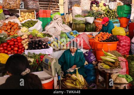 02 mai 2019, le Pérou, Cusco : la halle de San Pedro dans la vieille ville de Cusco est un marché où les produits tels que les fruits secs, fruits, légumes et épices de la région sont vendus. Les touristes obtenir un aperçu de la vie des habitants. Photo : Tino Plunert Zentralbild-/dpa/ZB Banque D'Images