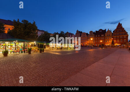 Solny square. Marché aux fleurs à Wroclaw dans la vieille ville. Vue de nuit Banque D'Images