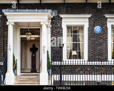 Le Club naval et militaire au pas de 4 St James's Square Londres. Une maison géorgienne de 1726-28 par Edward Berger. Ancienne maison de Nancy Astor (plaque bleue) Banque D'Images