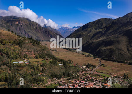 Tal de l'Urubamba, au Pérou. 09Th Mai, 2019. Sur le chemin vers les ruines de Pisaq touristes ont une vue sur la vallée sacrée des Incas La vallée de l'Urubamba, à travers laquelle la rivière Urubamba du même nom s'écoule, est située à 20 kilomètres au nord de Cusco. H Crédit : Tino Plunert Zentralbild-/dpa/ZB/dpa/Alamy Live News Banque D'Images