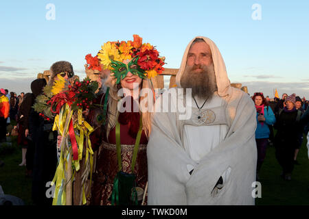 En attendant le soleil, Carnavaliers à Stonehenge dans le Wiltshire bienvenue le solstice d'été. Solstice du latin sol sistere signifiant l'arrêt Sun Banque D'Images