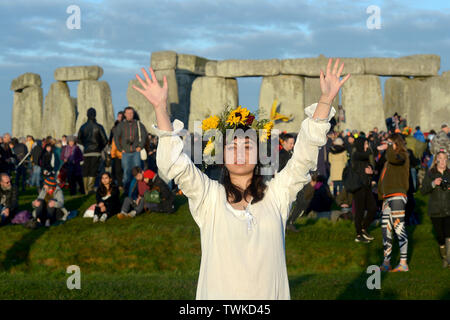 En attendant le soleil, Carnavaliers à Stonehenge dans le Wiltshire bienvenue le solstice d'été. Solstice du latin sol sistere signifiant l'arrêt Sun Banque D'Images