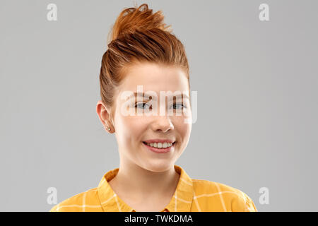 Portrait of smiling teenage girl aux cheveux rouges Banque D'Images