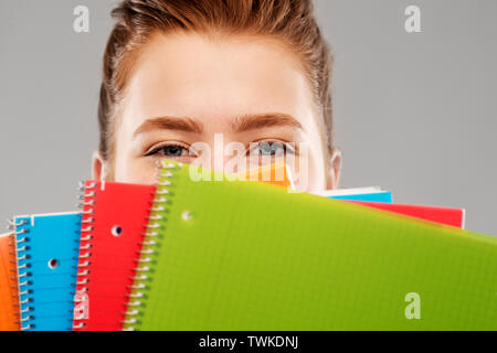 Close up of teenage student girl derrière naturelle Banque D'Images